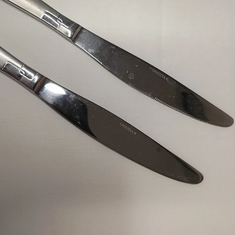 2 Dinner Knives Oneida Quadratic Stainless Flatware 9.5